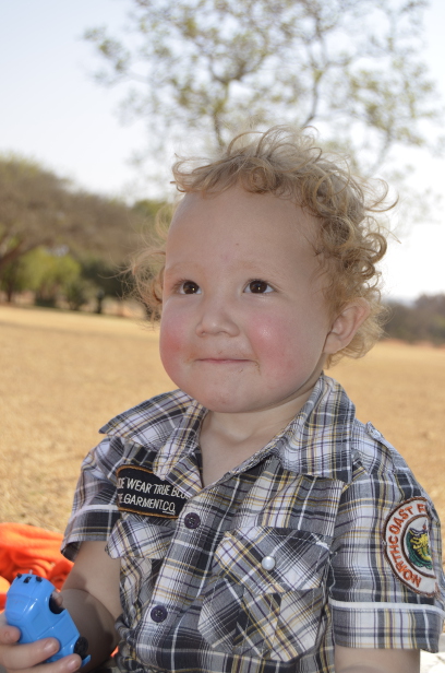 Christo speel karretjies by die see